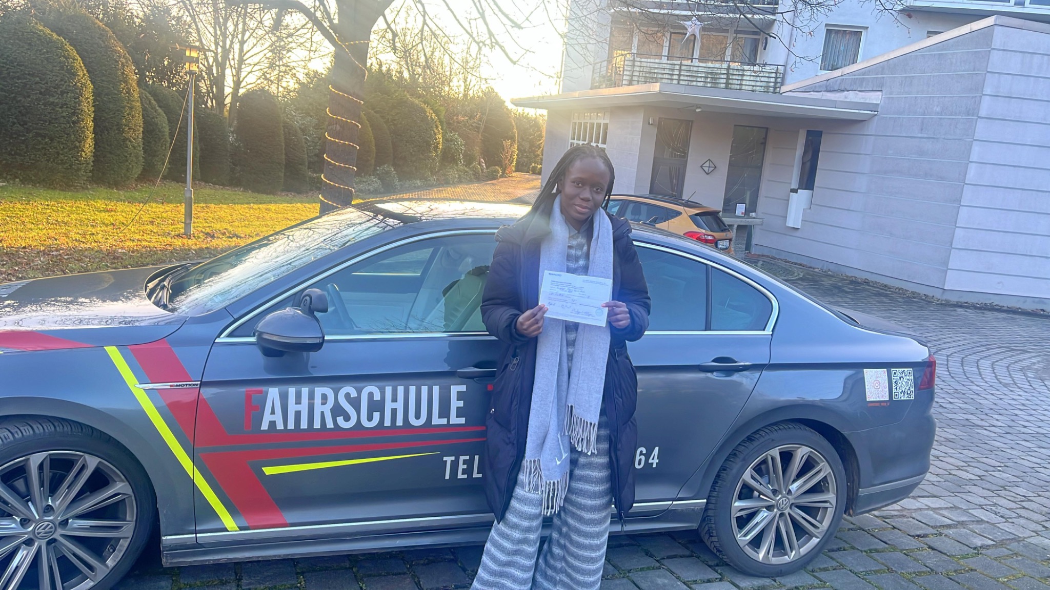 Fahrlehrer und Schüler freuen sich