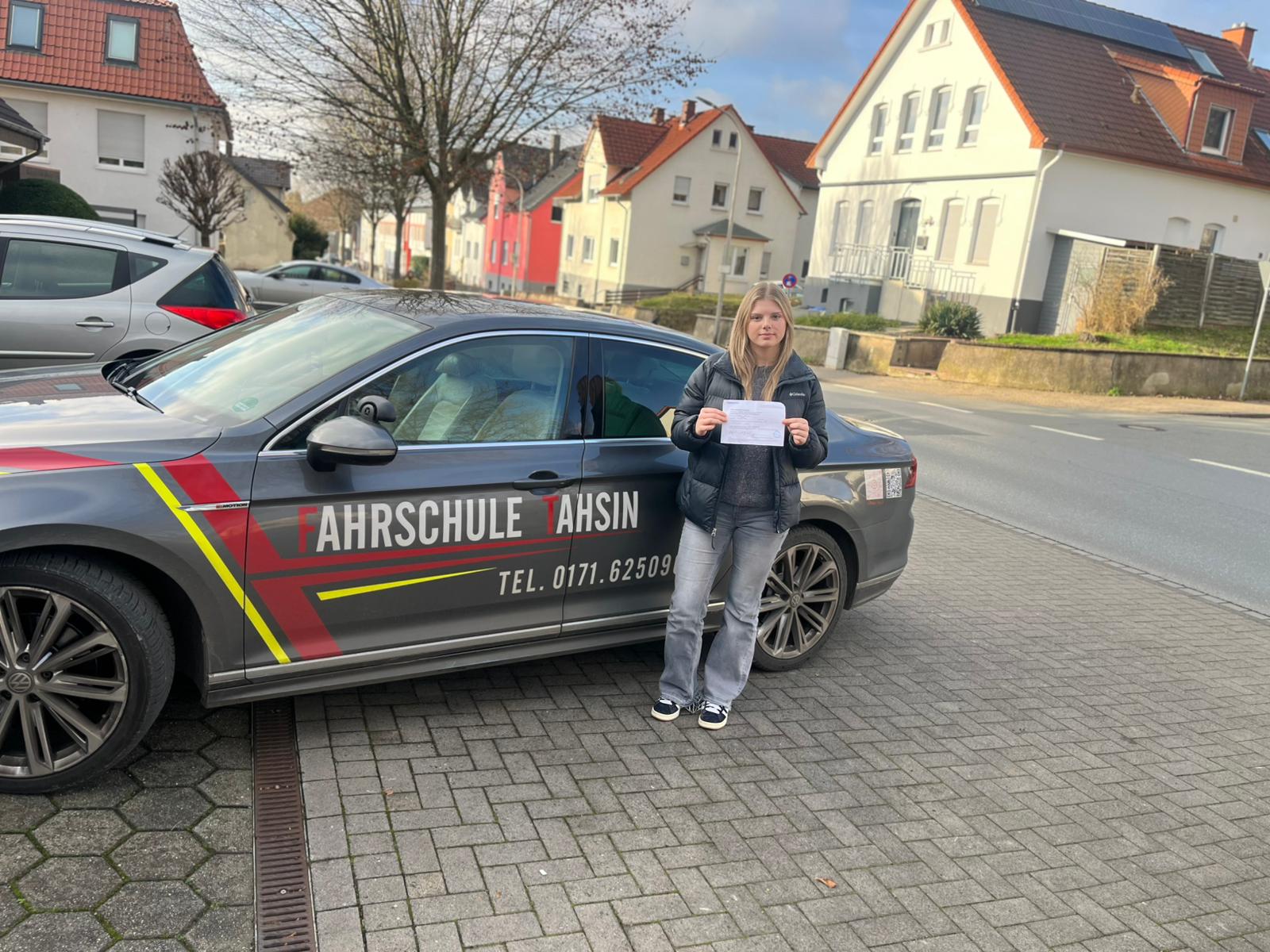 Stolzer Fahrschüler mit Prüfbescheinigung