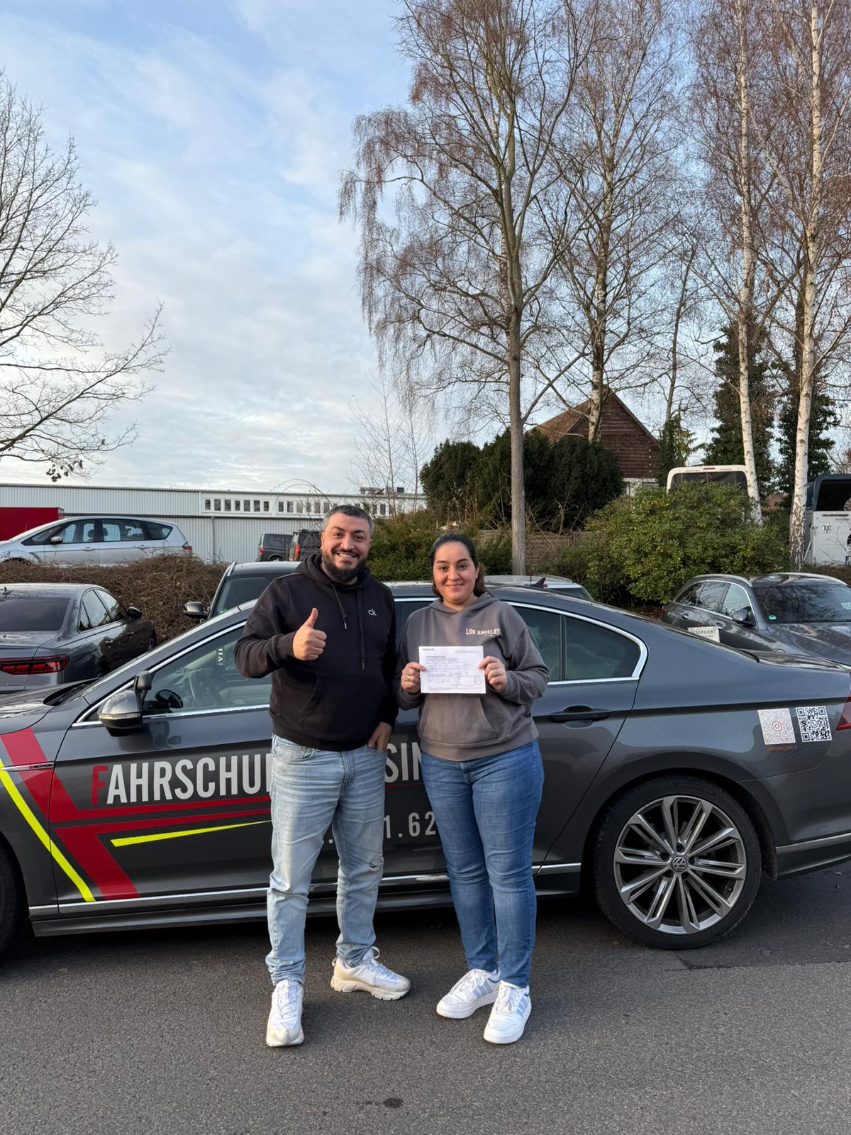 Glückliche Schülerin mit Führerschein