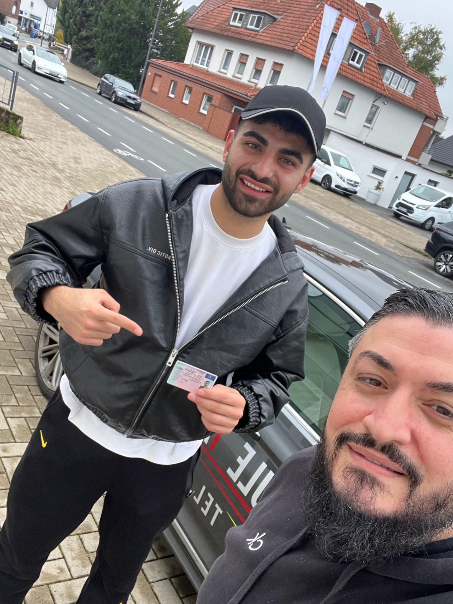 Bestanden! Foto vor dem Fahrschulauto