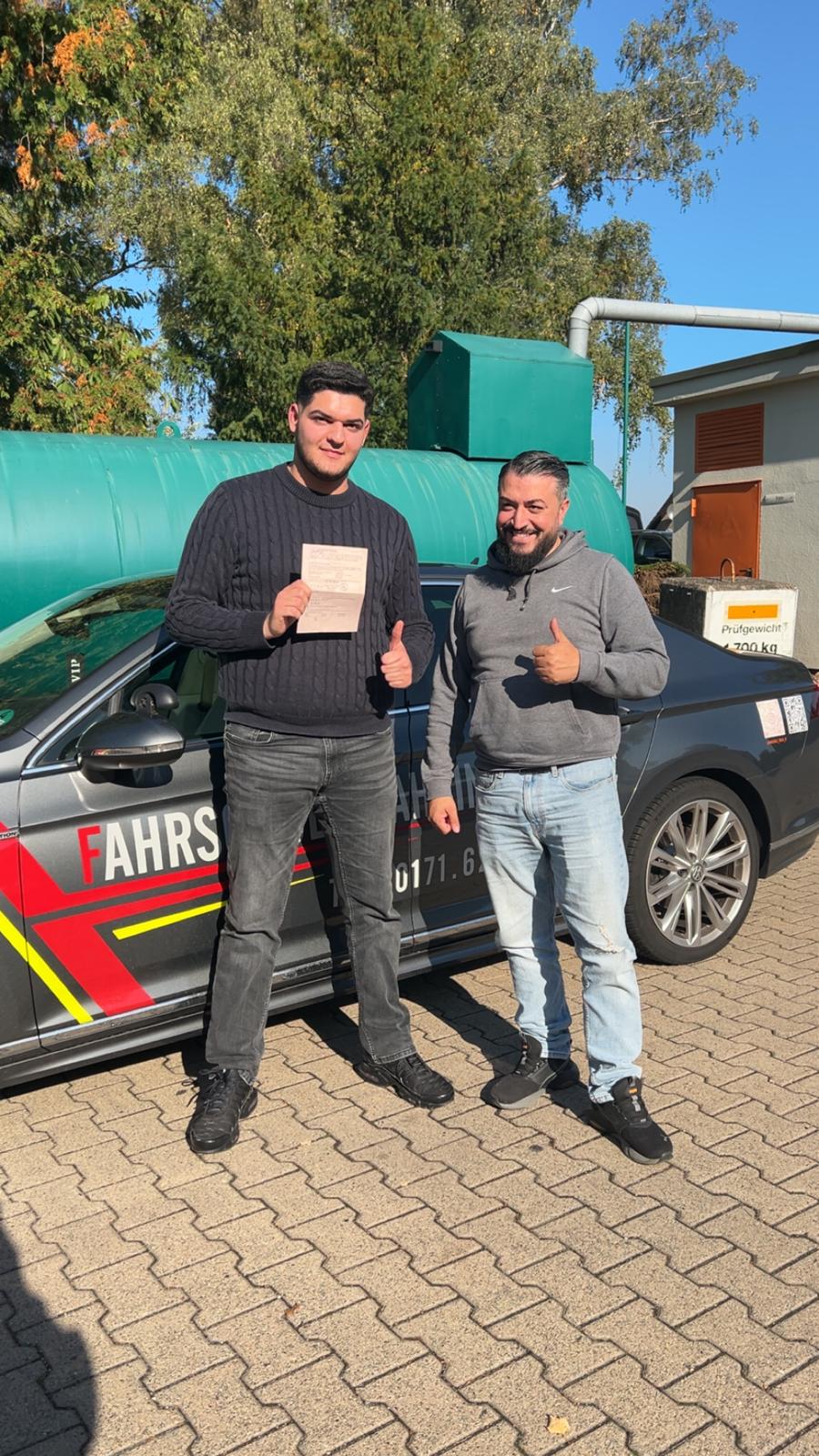 Glücklicher Fahrschüler mit Führerschein